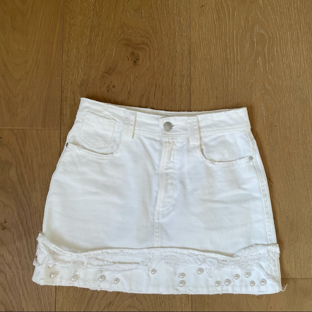 Mini denim skirt with pearl details.